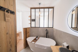 Salle de bain lumineuse Maison Doron