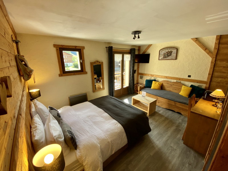 Chambre double hôtel les Ancolies - © Blanc_Regis Chambre double hôtel les Ancolies