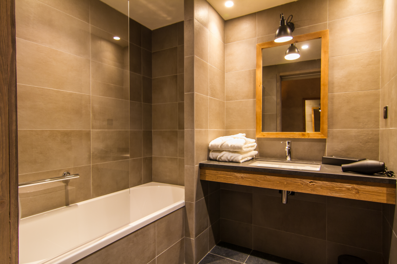 Salle de Bain de l'Hôtel de la Roche - © Hotel de la Roche Salle de Bain de l'Hôtel de la Roche