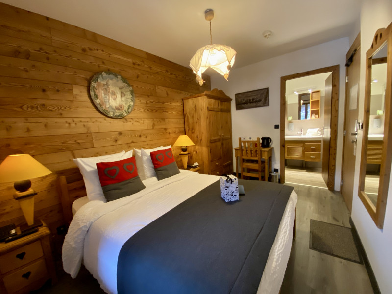 Chambre double hôtel les Ancolies à Arêches-Beaufort - © Blanc_Regis Chambre double hôtel les Ancolies à Arêches-Beaufort
