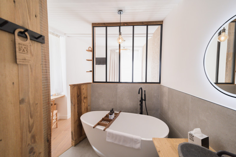 Salle de bain lumineuse Maison Doron